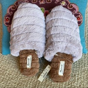 MADEWELL INDOOR SLIPPERS  (Size: 6) VERY SOFT FAUX FUR & SO COMFY!!